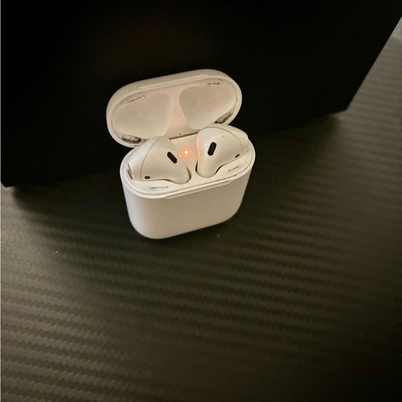 Used airpods the black stuff is chipped paint not dirt there clesn - Picture 6 of 6